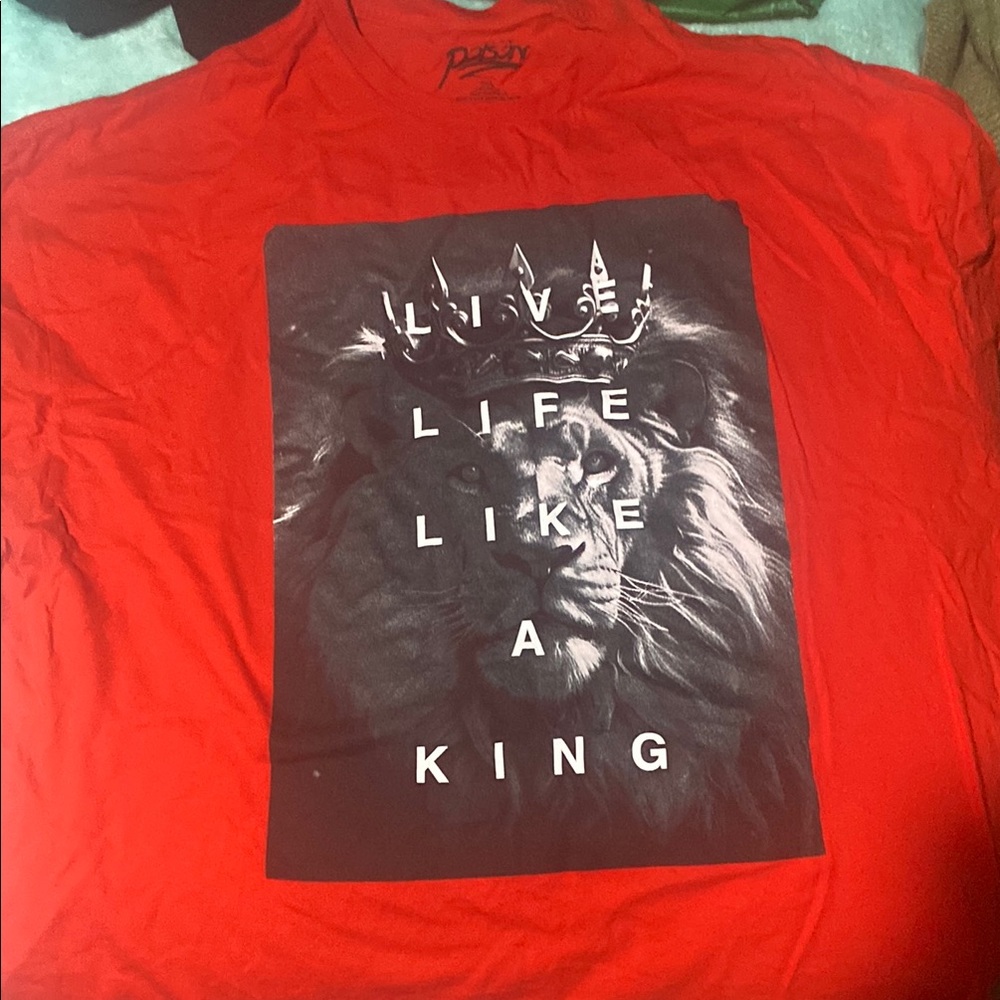 Perry Ellis Red Short Sleeve Tee with Lion Graphic